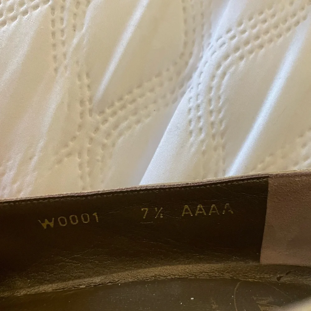 ⭐️⭐️SALE⭐️⭐️ quality Italian Magli wedges. Gold colored. Light use. SZ 7 1/2 AAA
